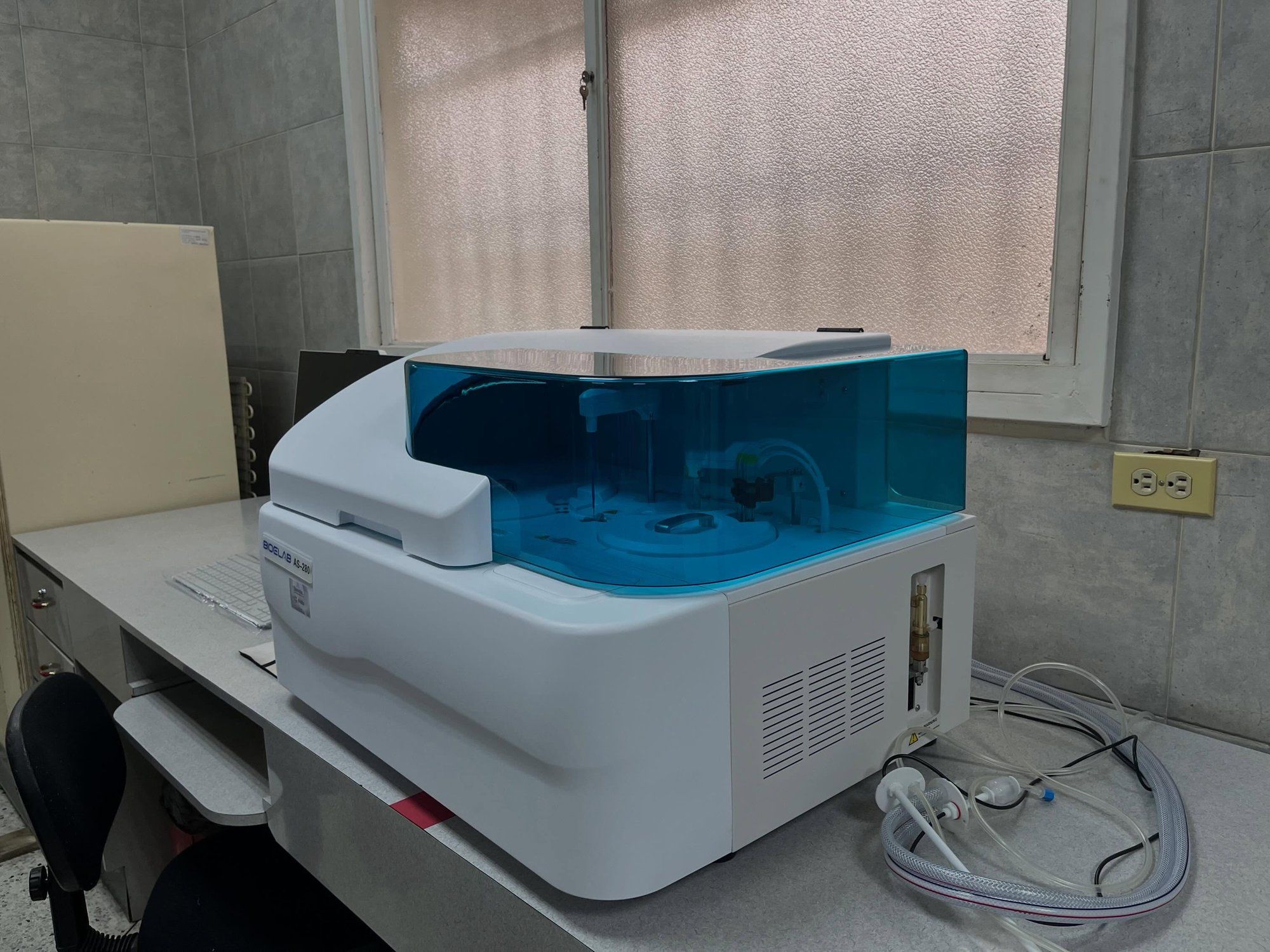 El analizador automático de química sanguínea donado por CORPOULA