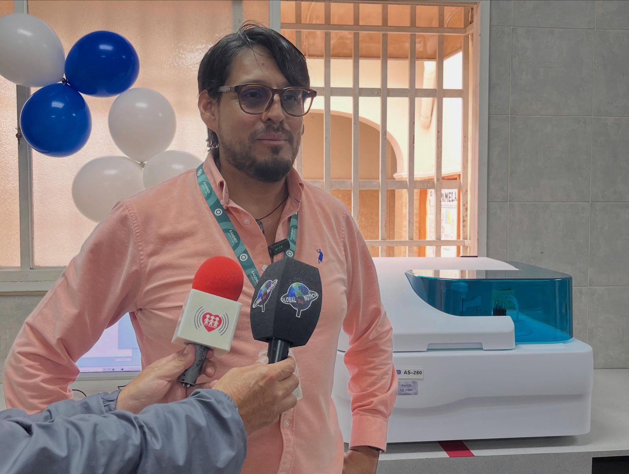 Uno de los asistentes declara a la prensa junto al nuevo equipo