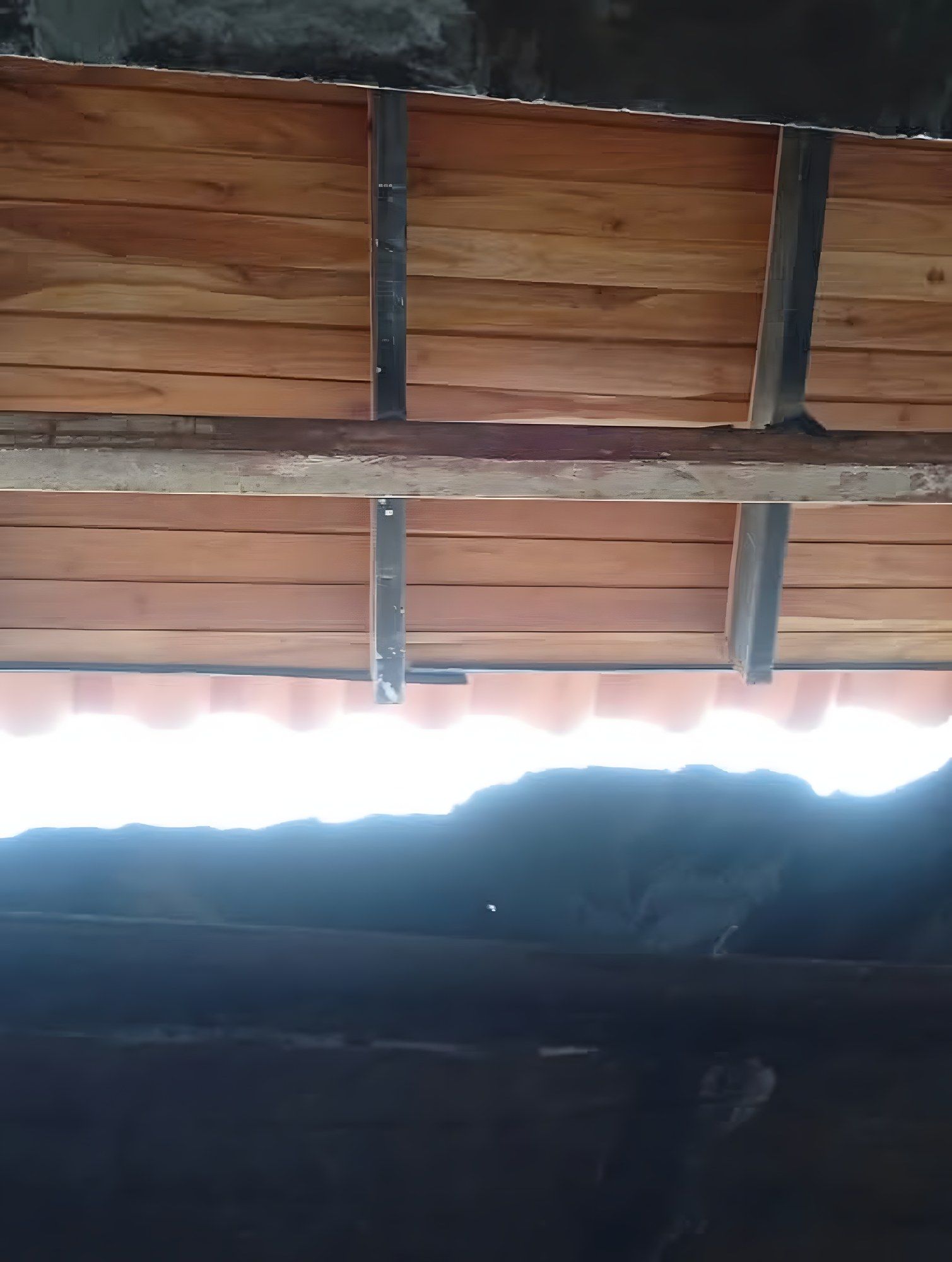 Estructura de madera del techo durante la obra